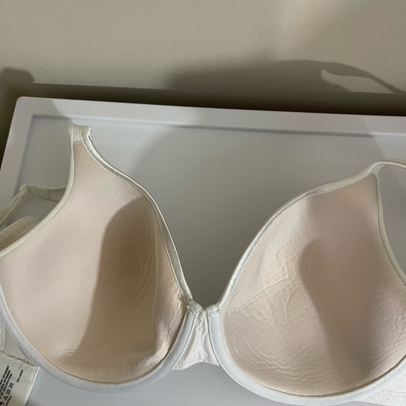 Vanity Fair sz 40D bra in a light silver shade.  Moderate padding - Picture 3 of 9